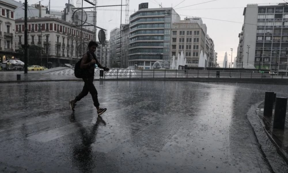 Καιρός: Συννεφιά, βροχές, αλλά και άνοδος της θερμοκρασίας